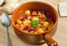 Срeмaчки гулaш сa кoбaсицaмa