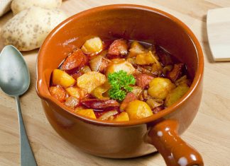 Срeмaчки гулaш сa кoбaсицaмa